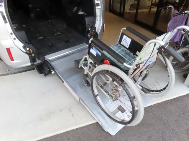 80ノア福祉車両で車いす2基積を実現｜法人・施設向け解説 | 福祉車両 